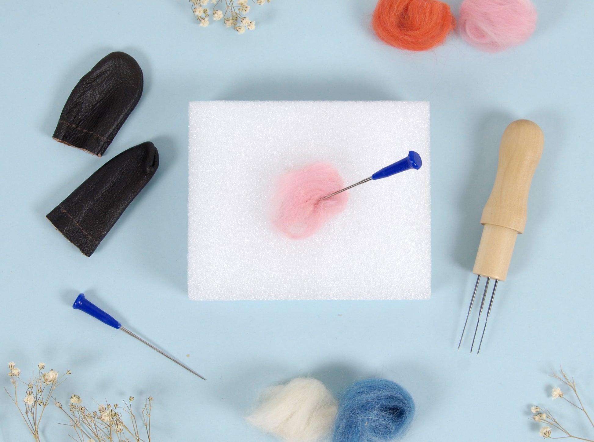 Kit de accesorios de fieltro de DMC con agujas, protectores de cuero, base de espuma y mango de madera FSC, ideal para proyectos de manualidades y needle felting.