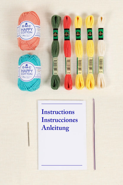 Contenido del kit de amigurumi DMC Corales con ovillos Happy Cotton, madejas Retors Mat, ganchillo y aguja
