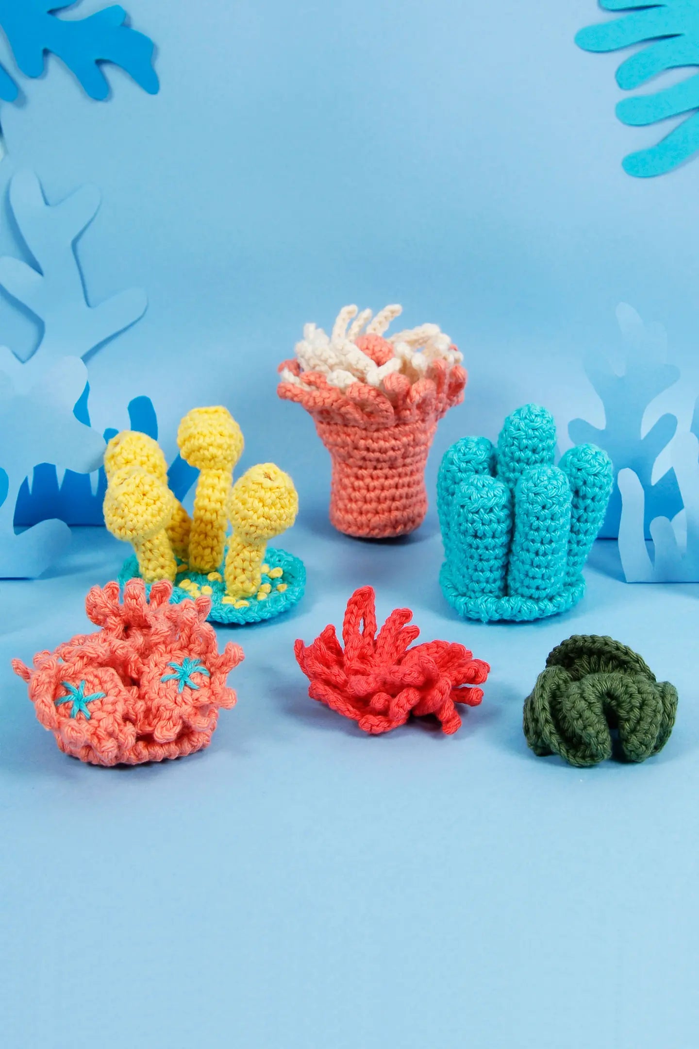 Kit de amigurumi DMC Corales con varios corales tejidos a ganchillo en tonos coral, turquesa, amarillo y verde