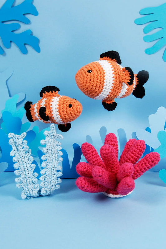 Kit de amigurumi DMC Pez Payaso con dos peces payaso y coral tejidos a ganchillo en naranja, blanco y negro