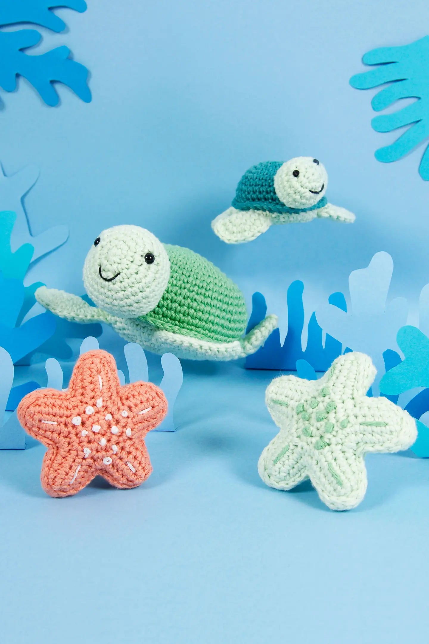 Kit de amigurumi DMC Tortuga Marina con dos tortugas y dos estrellas de mar tejidas a ganchillo en tonos verdes
