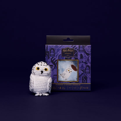 Kit amigurumi Harry Potter DMC con el llavero de la lechuza Hedwig tejido a crochet, ovillo de hilo blanco, relleno, ganchillo y llavero incluidos.