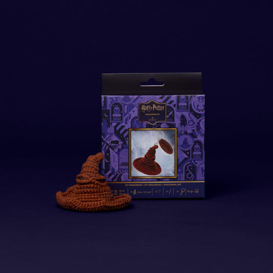 Kit amigurumi Harry Potter DMC con el llavero del Sombrero Seleccionador tejido a crochet, ovillo de hilo marrón, relleno, ganchillo y llavero incluidos.