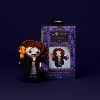 Kit amigurumi Harry Potter DMC con la muñeca de Hermione Granger tejida a crochet con su gato Crookshanks y un libro.