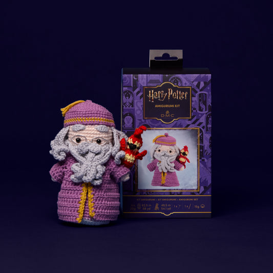 Kit amigurumi Harry Potter DMC con el muñeco de Albus Dumbledore tejido a crochet con túnica violeta, larga barba y el fénix Fawkes.
