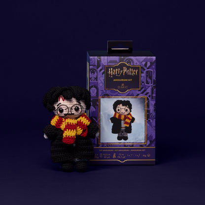 Kit amigurumi Harry Potter DMC con el muñeco de Harry tejido a crochet con gafas, túnica y bufanda de Gryffindor.