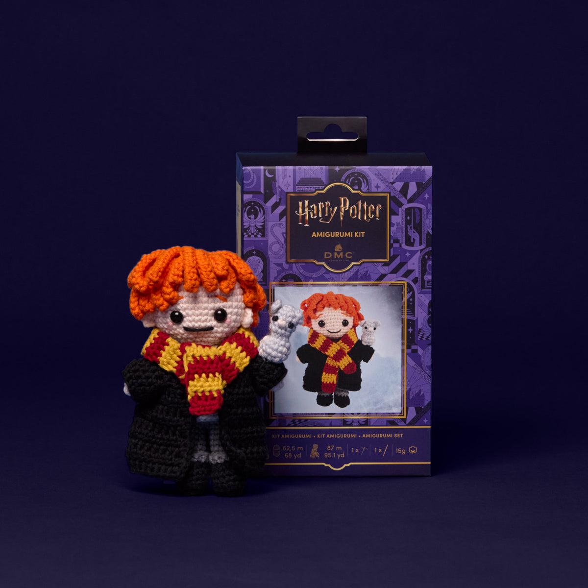 Kit amigurumi Harry Potter DMC con el muñeco de Ron Weasley tejido a crochet con bufanda de Gryffindor y su rata Scabbers.
