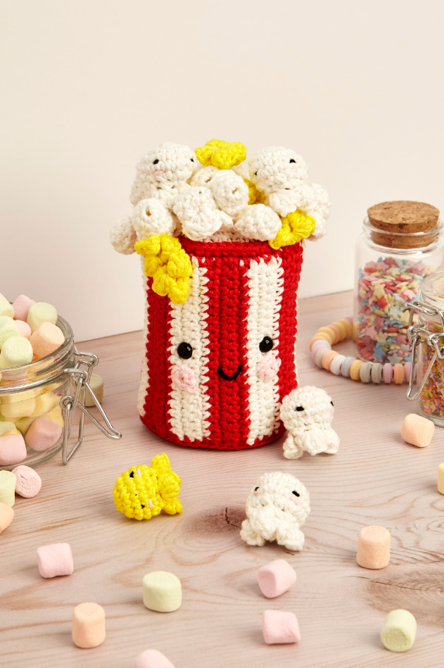 Kit de Amigurumi de DMC para tejer un bol de palomitas kawaii, incluye hilos de algodón, ganchillo y ojitos de seguridad.