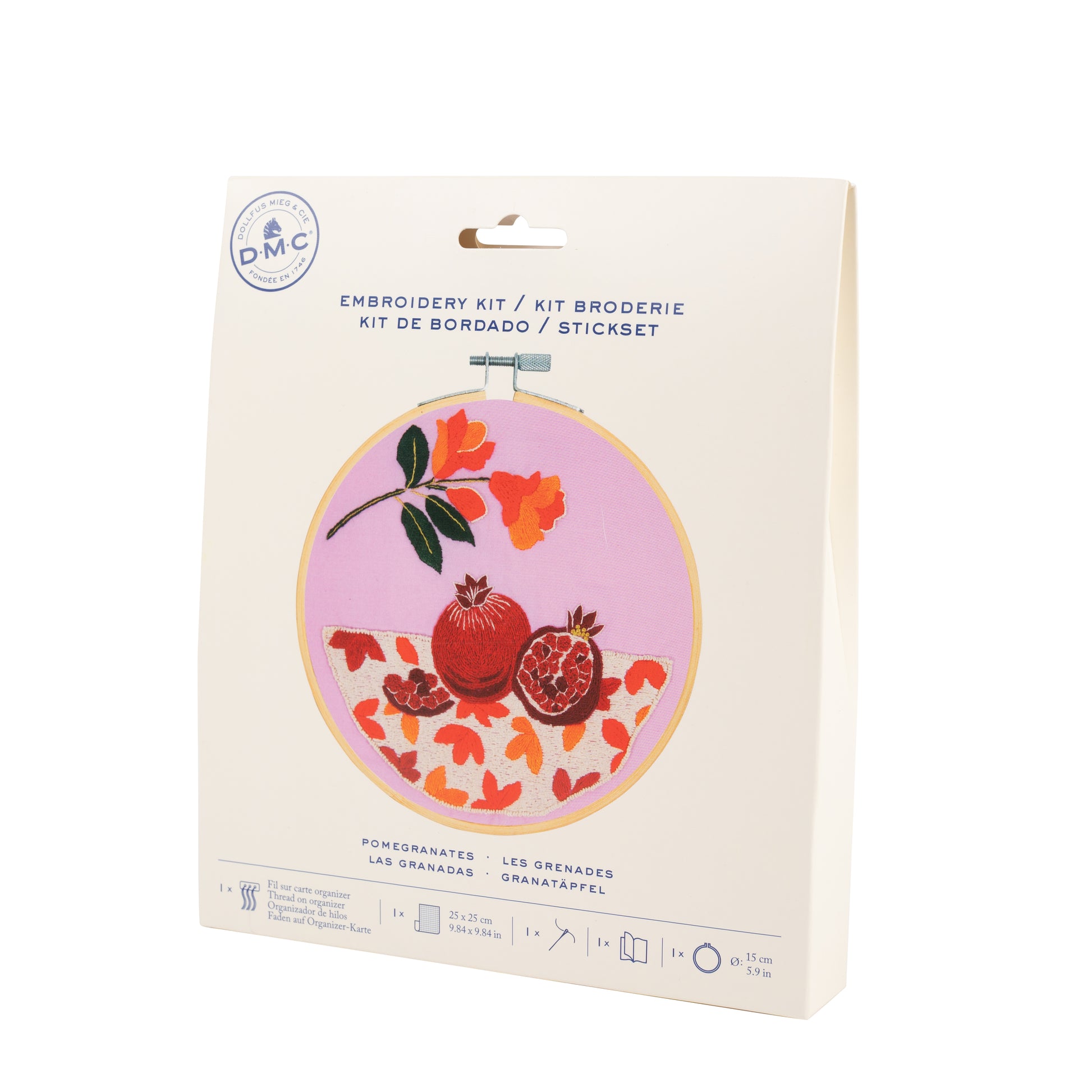 Kit de bordado DMC Granada con diseño de granada y flores sobre tela rosa y packaging de cartón