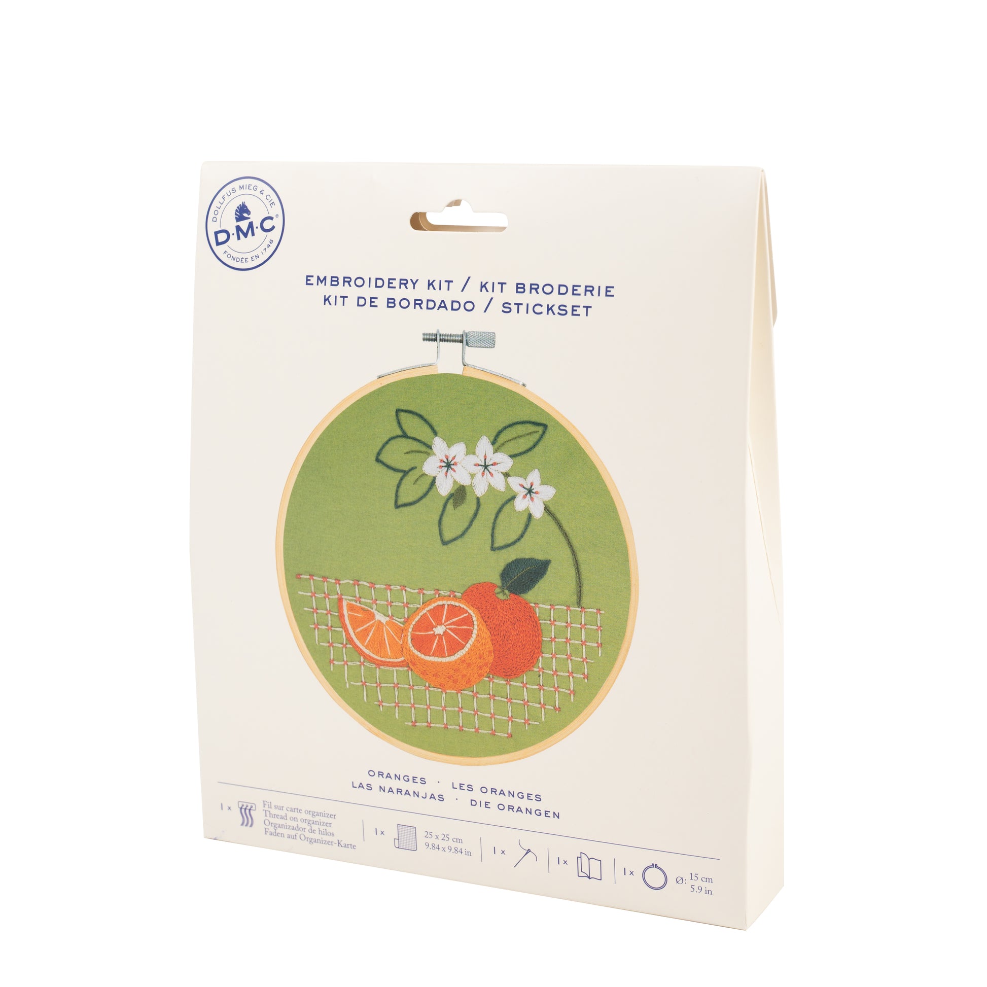 Kit de bordado DMC Naranja con diseño de naranjas y flores sobre tela verde y packaging de cartón