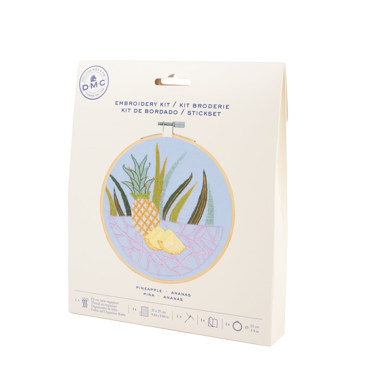 Kit de bordado DMC Piña con diseño de piña tropical sobre tela azul y packaging de cartón