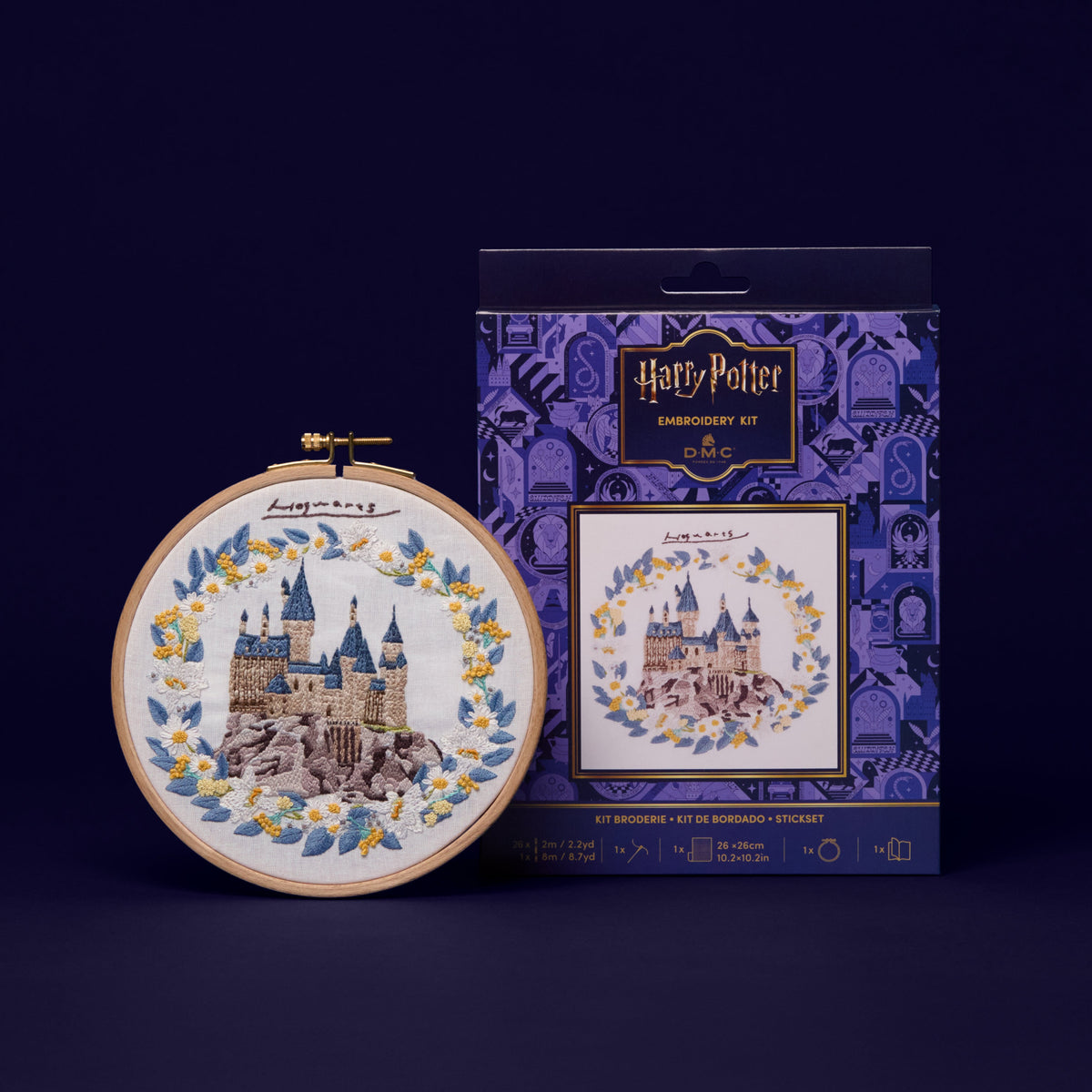 Kit de bordado Harry Potter DMC con bastidor de madera y el castillo de Hogwarts bordado rodeado de una corona de flores y hojas.