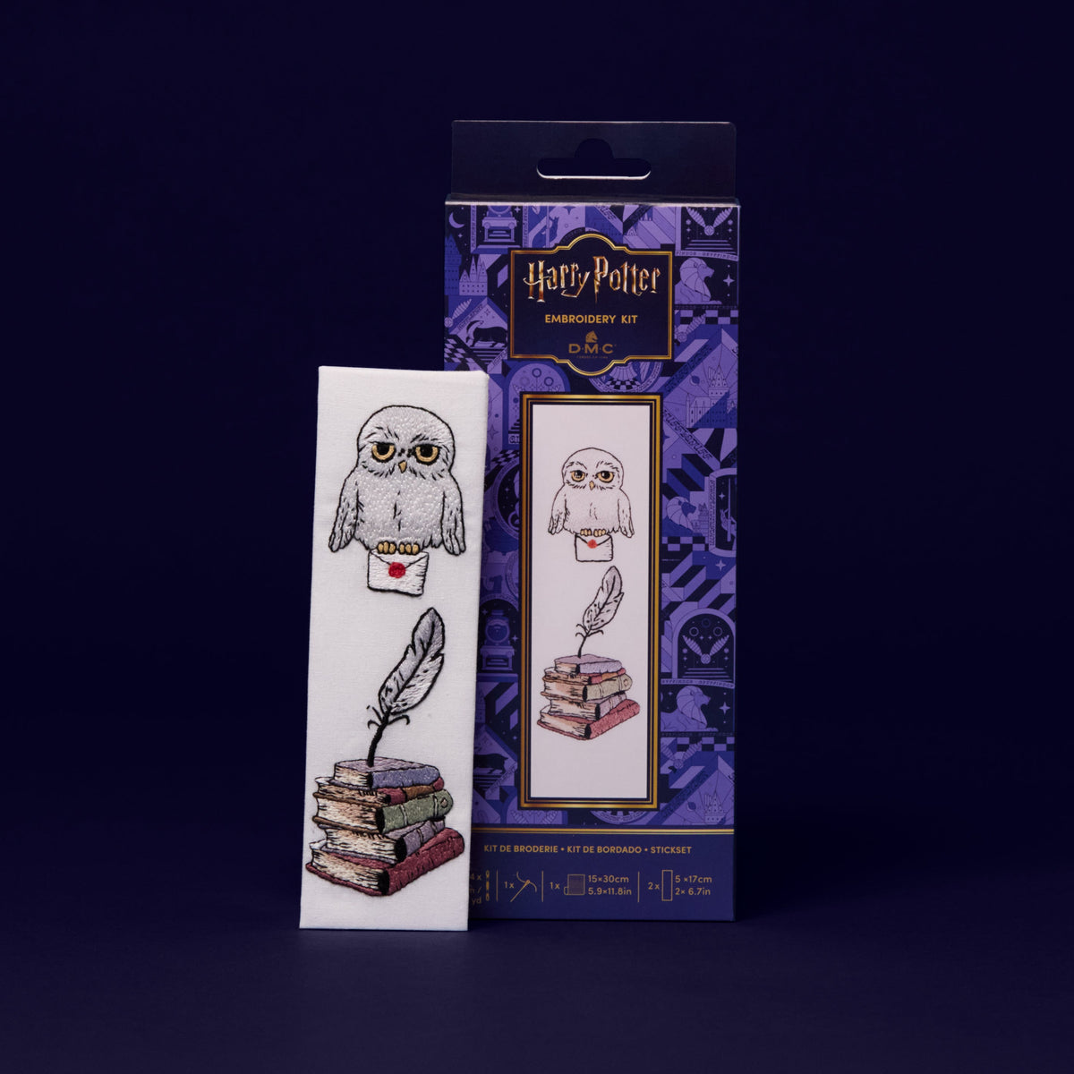 Kit de bordado Harry Potter DMC con marcapáginas bordado de la lechuza Hedwig con una carta sobre una pila de libros y una pluma.