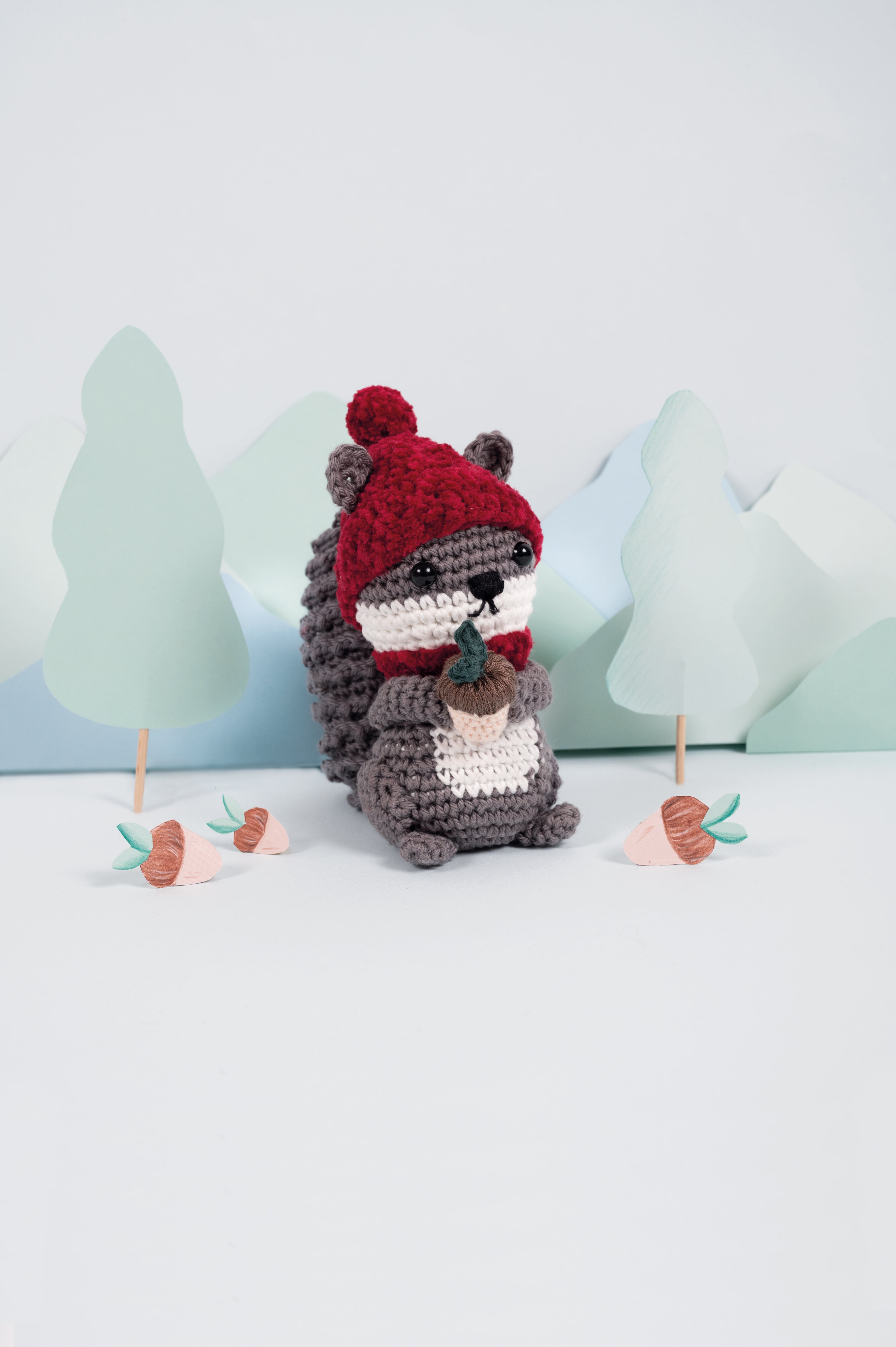 Kit de amigurumi DMC Ardilla Garden Life con hilos Happy Cotton y Happy Chenille, incluye relleno, aguja, ganchillo y accesorios para crochet.