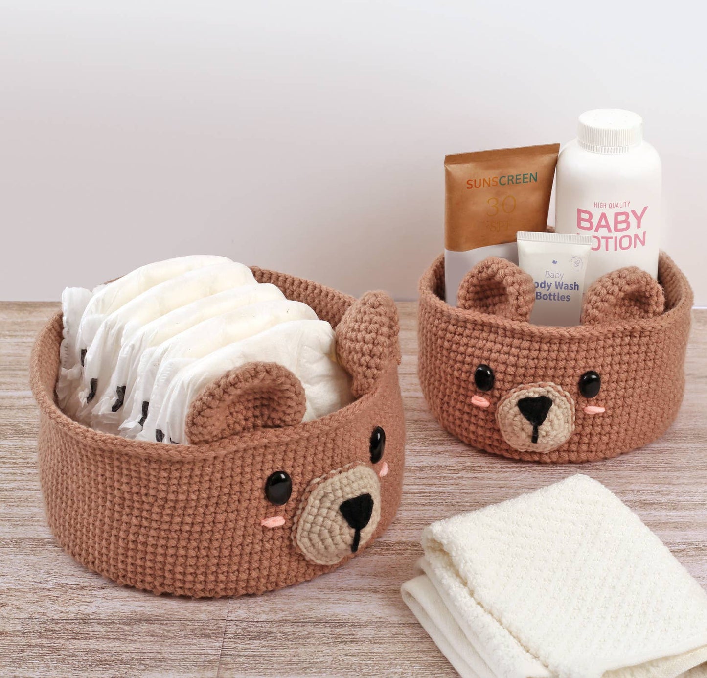 Kit de crochet Graine Créative con dos cestas con forma de oso en marrón y base de madera para guardar objetos
