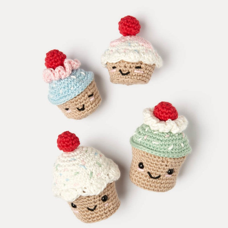 Kit de amigurumi de DMC para tejer cuatro cupcakes con cerezas en estilo kawaii, incluye hilos de algodón, ganchillo de 3 mm y ojitos de seguridad, ideal para decoración o regalo