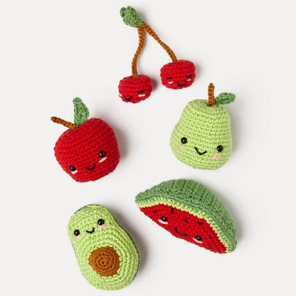 Kit de amigurumi de DMC para tejer cinco frutas con caritas sonrientes, incluye hilos de algodón, ganchillo de 3 mm y ojitos de seguridad, perfecto para crear regalos educativos o decoraciones coloridas.