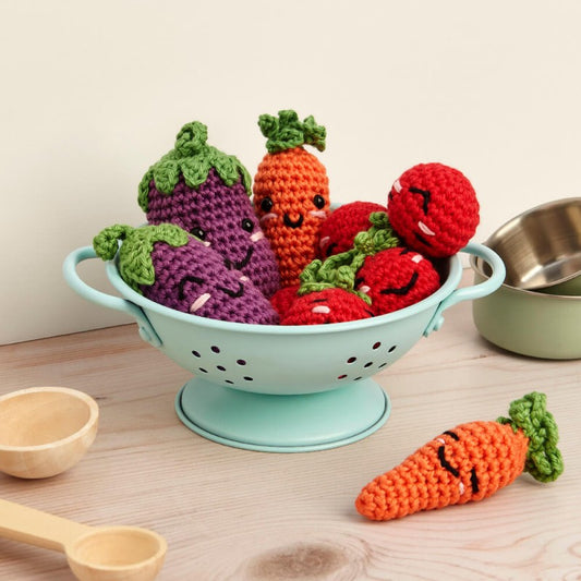 Kit de amigurumi de DMC para tejer cinco verduras con caritas kawaii, incluye hilos de algodón, ganchillo de 3 mm y ojitos de seguridad, perfecto para decoración o para regalar a niños.