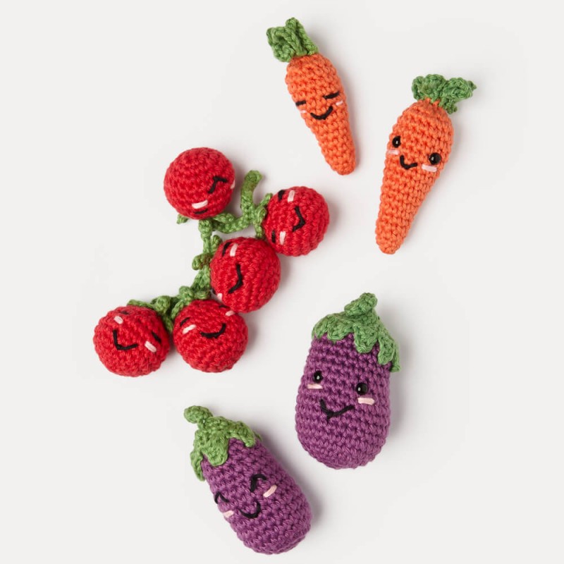 Kit de amigurumi de DMC para tejer cinco verduras con caritas kawaii, incluye hilos de algodón, ganchillo de 3 mm y ojitos de seguridad, perfecto para decoración o para regalar a niños.