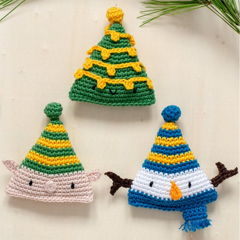 Kit de amigurumi Anchor Trio de Elfos para tejer 3 figuras navideñas de ganchillo de 9 cm: elfo, árbol de Navidad y muñeco de nieve con hilo y patrón