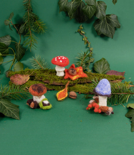 Kit de fieltrar en 3D DMC “Setas” con lana cardada y diseño de figuras de setas: amanita roja, seta marrón y seta azul con detalles otoñales, ideal para manualidades en fieltro.