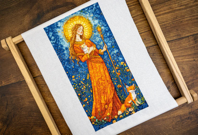 Kit de punto de cruz Letistitch Diosa del Otoño con figura femenina rodeada de hojas doradas y zorro en tonos cálidos.