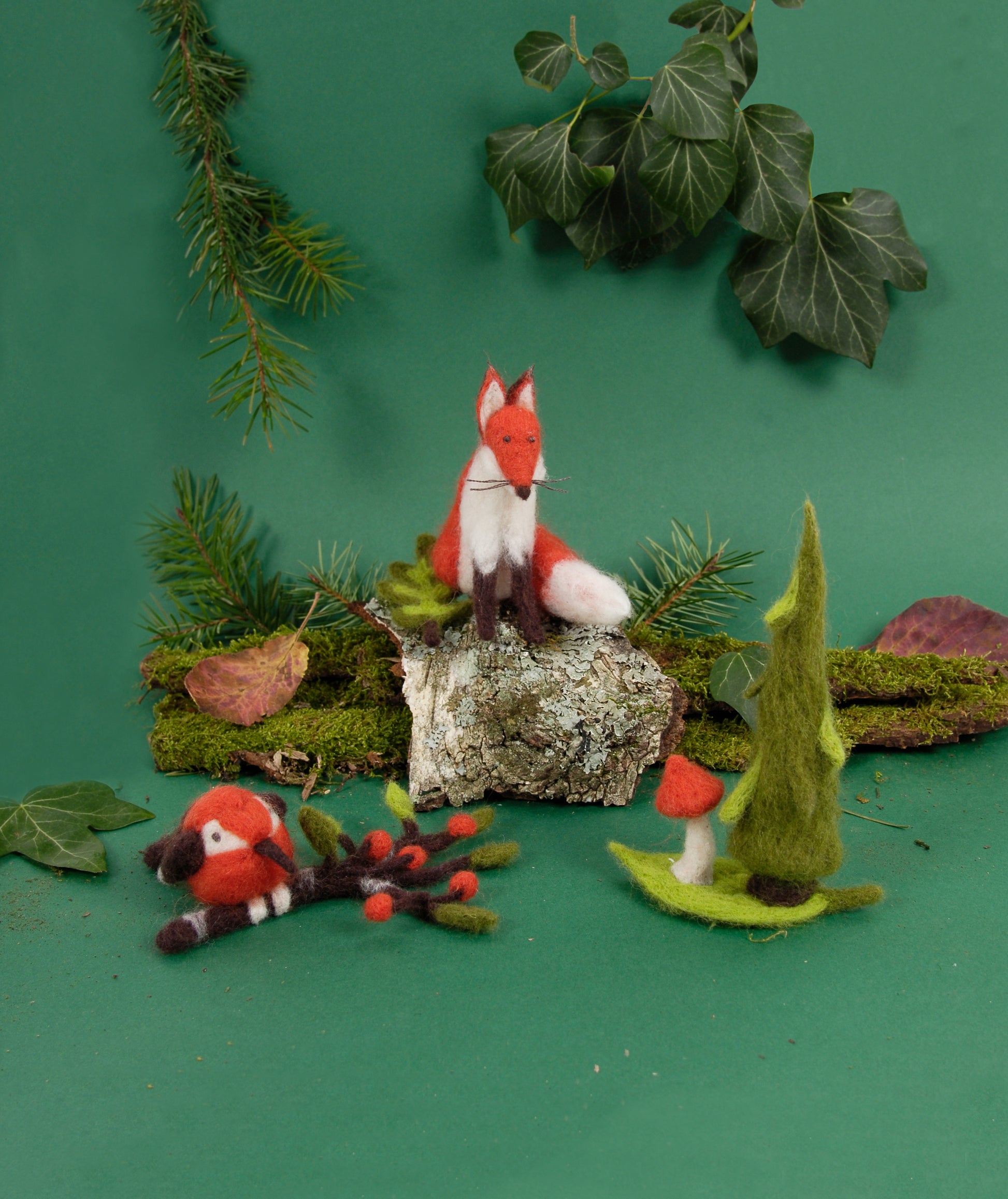 Kit de fieltrar en 3D DMC “Bosque Encantado” con diseño de zorro, pájaro en rama con frutos y rincón forestal con seta y árbol, elaborado con lana cardada.