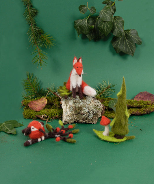 Kit de fieltrar en 3D DMC “Bosque Encantado” con diseño de zorro, pájaro en rama con frutos y rincón forestal con seta y árbol, elaborado con lana cardada.