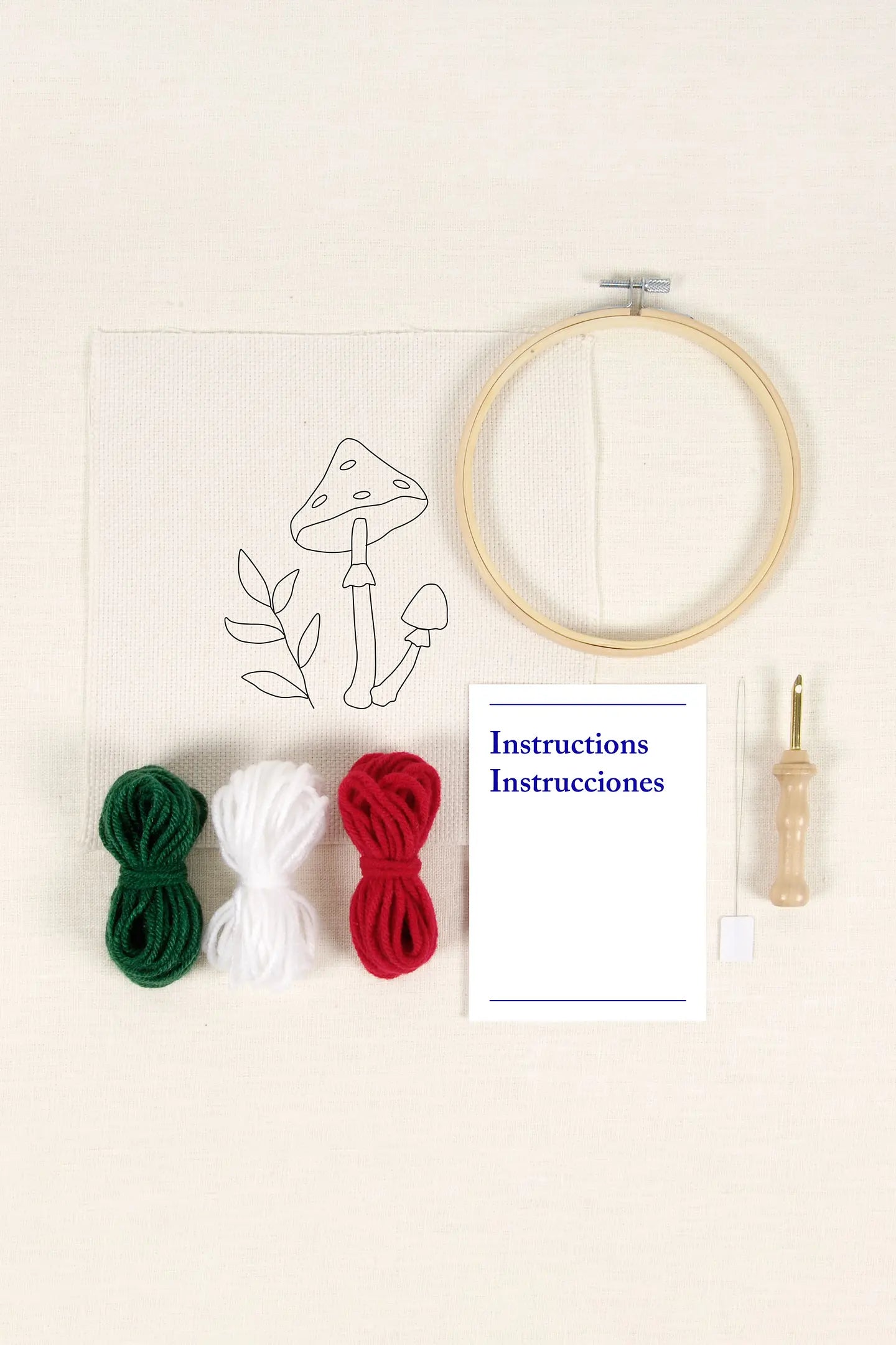Contenido del kit de iniciación al punch needle DMC con tela impresa, lana, aguja punch needle de madera, enhebrador y bastidor
