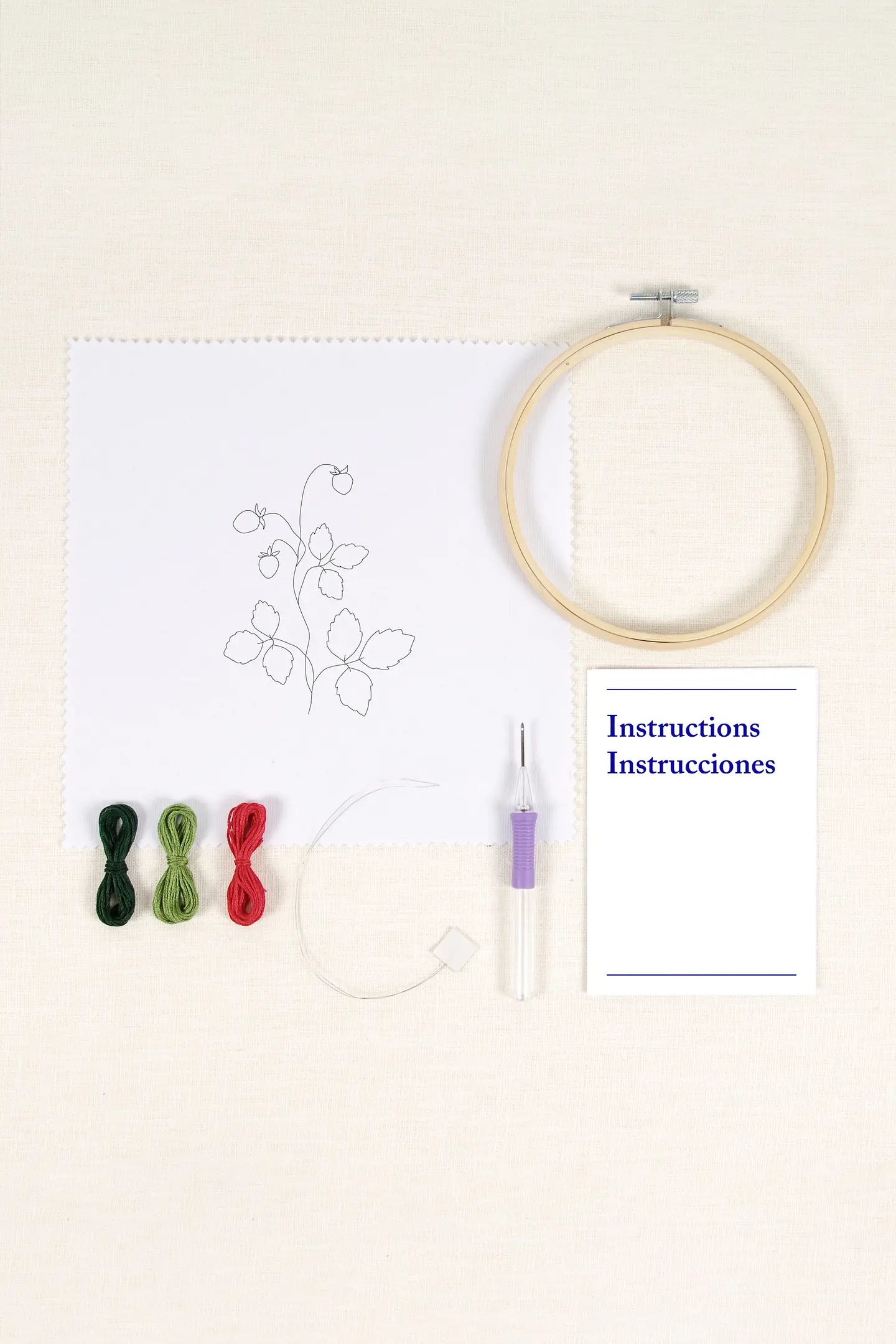 Contenido del kit de iniciación al punch needle fina DMC con tela impresa, hilos, aguja punch needle, enhebrador y bastidor
