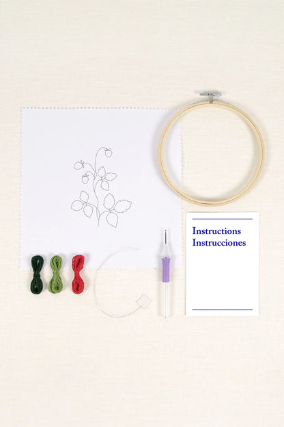 Contenido del kit de iniciación al punch needle fina DMC con tela impresa, hilos, aguja punch needle, enhebrador y bastidor
