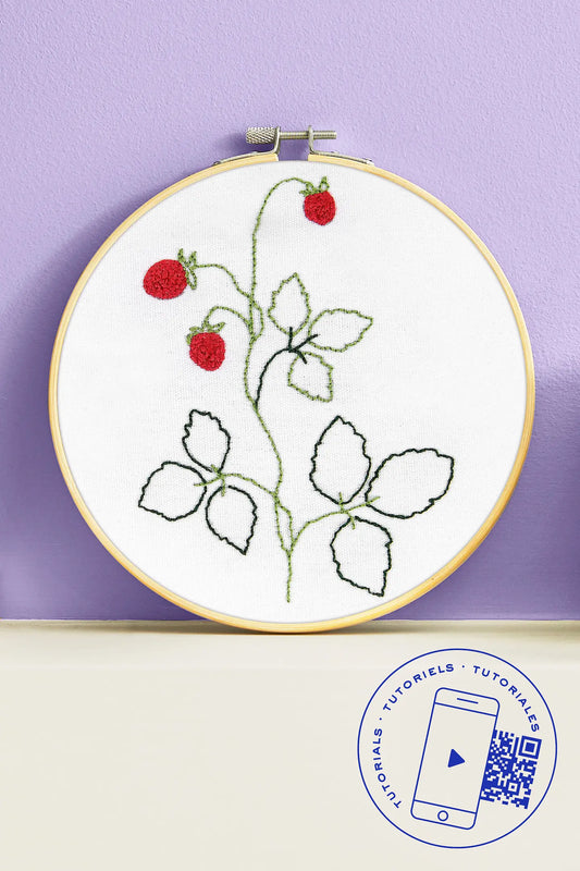 Kit de iniciación al punch needle fina DMC con diseño de fresas silvestres sobre tela blanca en bastidor de madera