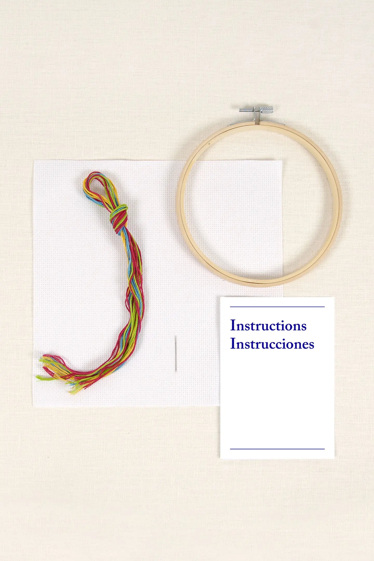 Contenido del kit de iniciación al punto de cruz DMC con tela Aida, hilos, aguja, bastidor e instrucciones