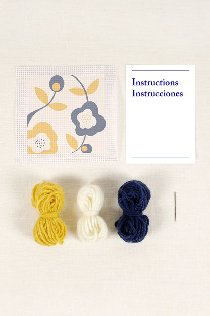 Contenido del kit de iniciación a la tapicería DMC con cañamazo impreso, lana en tres colores, aguja e instrucciones