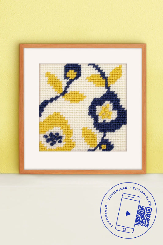 Kit de iniciación a la tapicería DMC con diseño floral en azul, mostaza y blanco bordado en medio punto y enmarcado