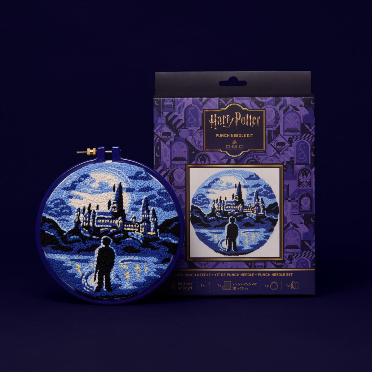 Kit de punch needle Harry Potter DMC con bastidor y el castillo de Hogwarts iluminado de noche con la silueta de Harry junto al lago.