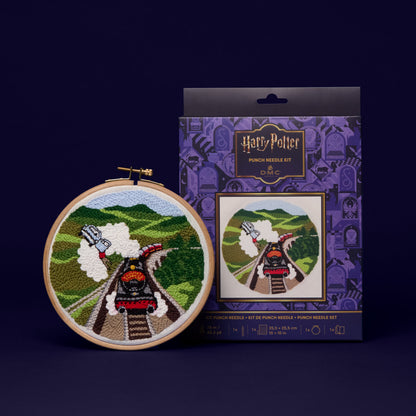 Kit de punch needle Harry Potter DMC con bastidor y la escena del coche volador persiguiendo al Expreso de Hogwarts entre colinas verdes.