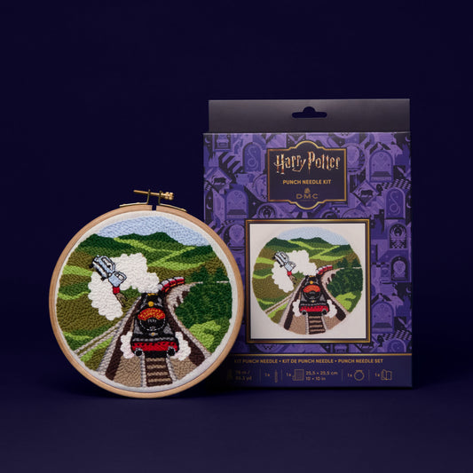 Kit de punch needle Harry Potter DMC con bastidor y la escena del coche volador persiguiendo al Expreso de Hogwarts entre colinas verdes.
