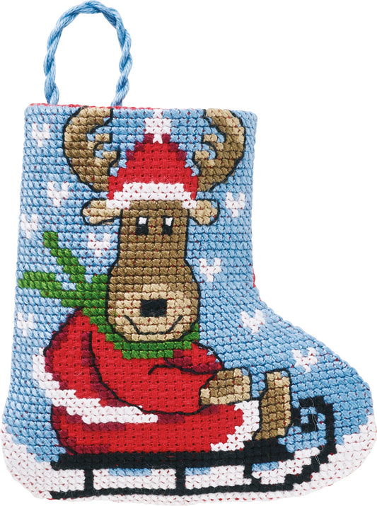 Kit de punto de cruz Permin Bota Navideña, alce con gorro de Papá Noel bajando en trineo sobre fondo nevado