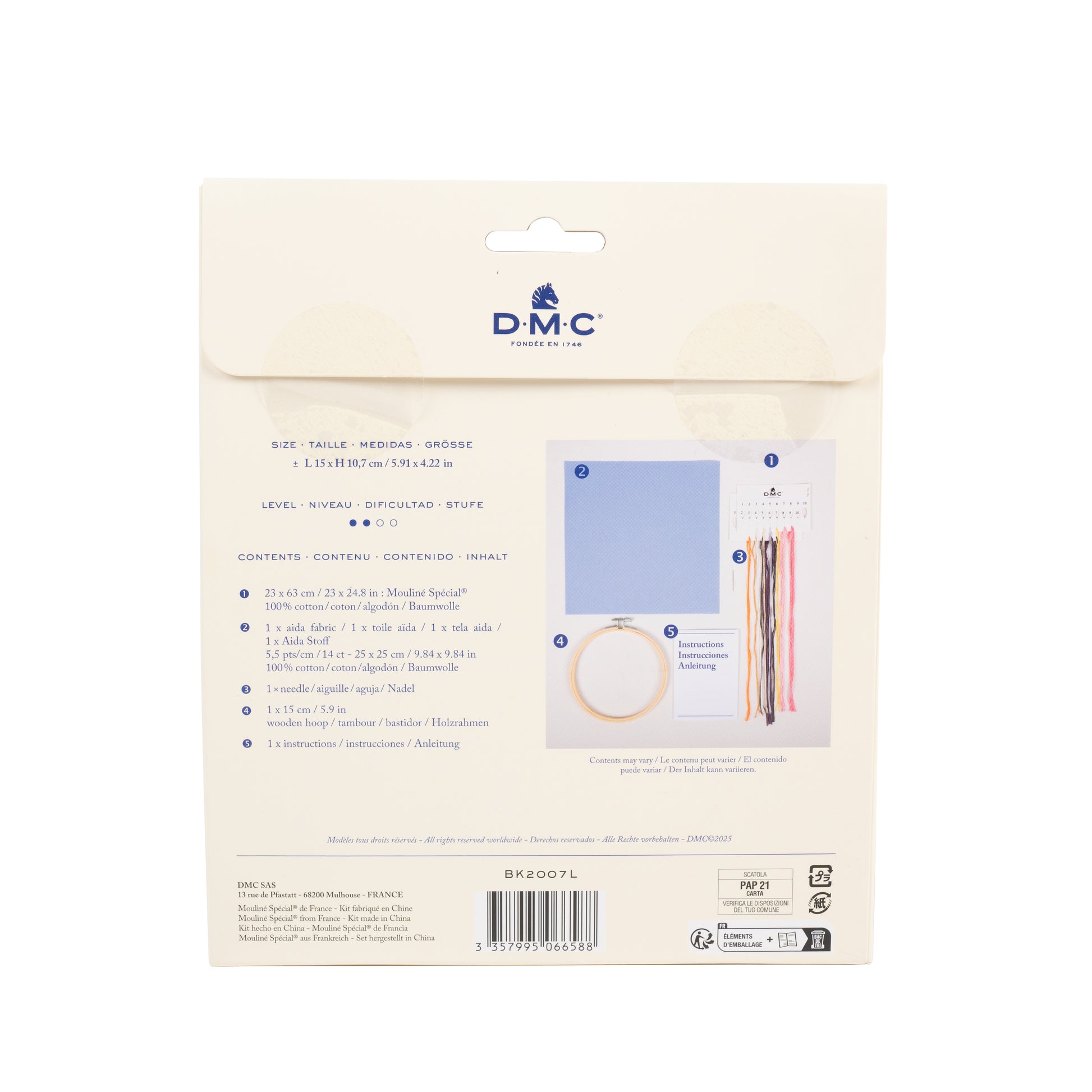 Parte trasera del kit de punto de cruz DMC Escarabajo Rosa con contenido incluido, medidas, nivel e instrucciones del proyecto