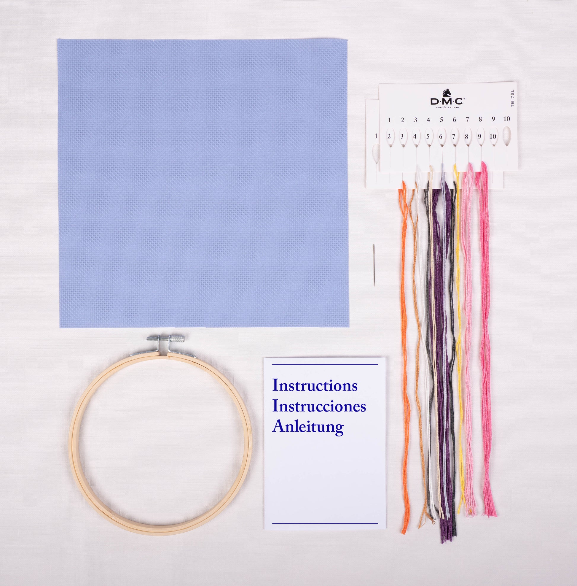 Contenido del kit de punto de cruz DMC Escarabajo Rosa con tela Aida azul, hilos Mouliné Spécial, bastidor, aguja e instrucciones