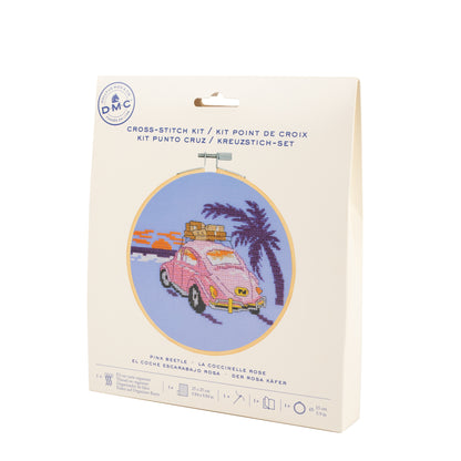 Kit de punto de cruz DMC Escarabajo Rosa con diseño de coche clásico bordado sobre tela Aida azul y packaging de cartón