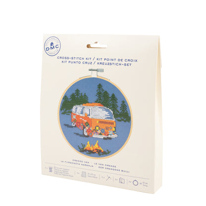 Kit de punto de cruz DMC Furgoneta Naranja con diseño de furgoneta bordada sobre tela Aida azul y packaging de cartón