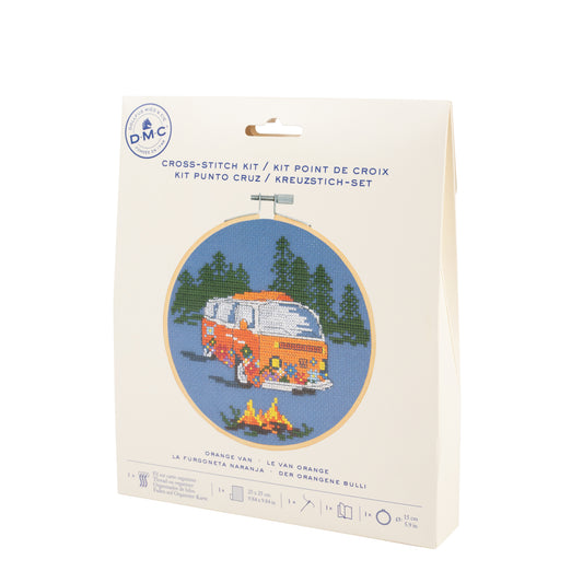 Kit de punto de cruz DMC Furgoneta Naranja con diseño de furgoneta bordada sobre tela Aida azul y packaging de cartón