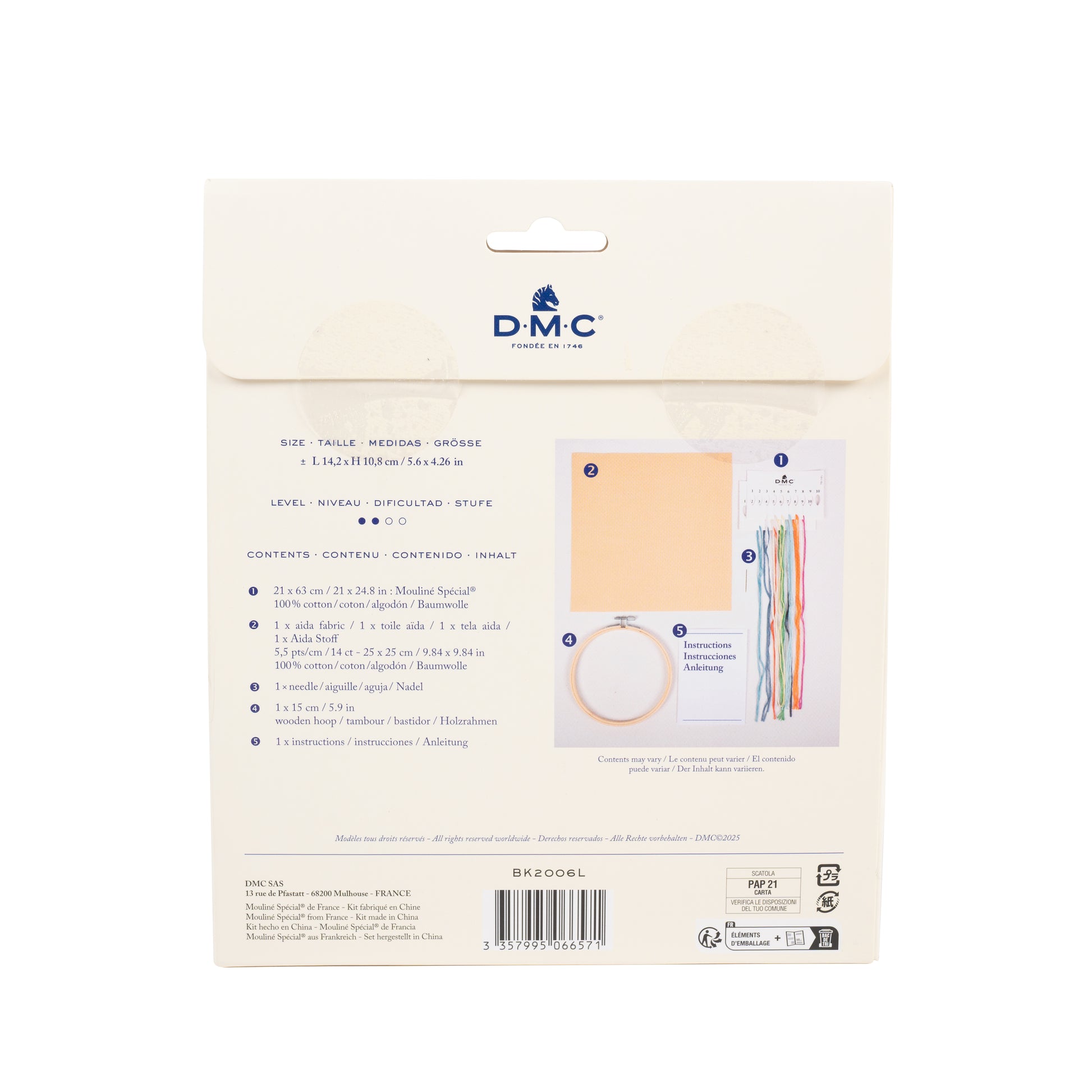 Parte trasera del kit de punto de cruz DMC Vespa Azul con contenido incluido, medidas e instrucciones del proyecto