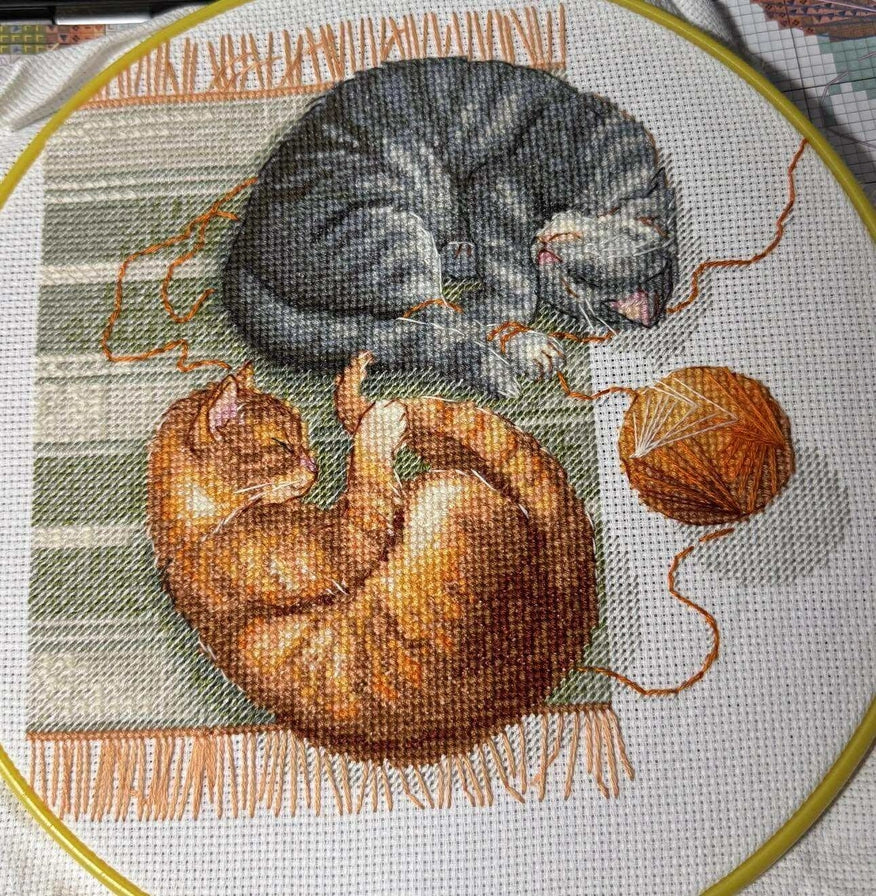 Kit de Punto de Cruz Aine "Gatos y hilos" - A1035