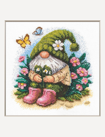Kit de punto de cruz Aine Gnomo Florido, gnomo con gorro verde entre flores rosas, mariposas y botas rosas