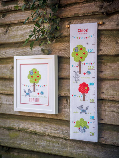 Kit punto de cruz Animales del Bosque de Vervaco enmarcado con nombre Charlie en habitación infantil