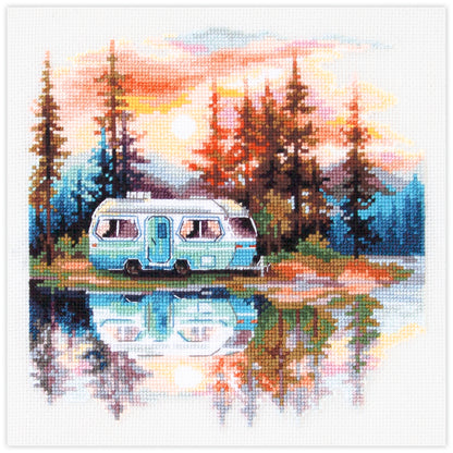 Kit de punto de cruz Magic Needle "Atardecer en el Lago" con diseño de caravana azul junto a un lago al atardecer en tonos naranjas para bordado artesanal.