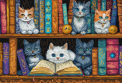 Kit de punto de cruz "Bookshelf Cats" con seis gatos juguetones sobre una estantería llena de libros. Diseño colorido y detallado para decorar con estilo.